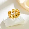 Amazon Moda Versátil Acero Inoxidable Dorado Abierto Estilo Británico Hueco Girasol Incrustado Diamante Negro Anillo para Mujeres Venta al por Mayor