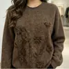 Suéter de malha feminino de manga comprida, novo estilo inverno 2026, com bordados intrincados e padrões jacquard, projetado para mulheres plus size, com um corte solto e relaxado, e um toque macio e confortável