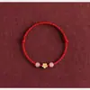 Pulsera de Hilo Rojo de la Suerte Flor de Durazno, Tejida a Mano con Pequeño Colgante de Flor de Durazno, Versátil para Estudiantes Hombres y Mujeres, Pulsera de Cuentas de Buena Suerte para Parejas