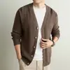 Suéter de Punto para Hombre 2026 Otoño/Invierno Estilo Old Money Cárdigan sin Cuello Juvenil Lujo Casual Color Sólido Chaqueta de Punto de Uso Individual