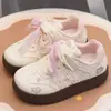 Tênis Esportivo Feminino 2026 Primavera/Outono Novo Estilo Solado Macio Moderno Versátil Calçados Casuais para Meninas Crianças Médias e Grandes Estilo Escolar Tênis de Board