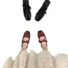 Elegantes sandalias retro rojas de punta cerrada estilo francés para mujer, nuevo modelo de verano 2026, inspiradas en Chanel, adecuadas para combinar con vestidos
