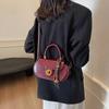 Bolso pequeño retro de mano de alta gama para mujer, nuevo bolso cuadrado pequeño y sencillo de 2025, bolso bandolera versátil.