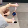 2026 Nuevo Reloj de Moda de Nicho de Lujo Ligero con Tachuelas de Diamante y Perlas con Cordón Ajustable, Reloj para Estudiantes, Reloj de Cuarzo Personalizado para Mujer