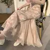 Foto Real do Versátil Cheongsam da Primavera/Verão de 2026 com Bainha de Renda Ondulada, Saia de Organza e Saia Larga