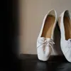 Sapatilhas plissadas de bico quadrado com laço de pele de ovelha para mulheres, novo estilo 2026 cadarço sapatos pequenos de couro, sapatilhas casuais de bico fino