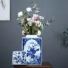 Adornos de Cerámica Tetera Olla de Almacenamiento Estante para Bogu de Estudio Decoración Porcelana Azul y Blanca de Jingdezhen Olla Cuadrada Nueva China