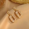 Nuevos pendientes de plata de moda con microincrustaciones, exquisitos pendientes de estilo Chanel retro de palacio con perla cuadrada de alta calidad para mujer.