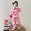 Conjunto de outono para meninas 2026 novo moletom infantil de outono com desenho conjunto de duas peças roupa esportiva estilosa para meninas pequenas