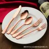 Venta al por mayor del fabricante Juego de cubertería con estampado de serpiente estilo europeo Juego de cinco piezas de acero inoxidable Cuchillo para bistec, Tenedor, Cuchara, Cucharita de café, Tenedor y cuchara de postre