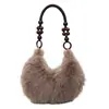 Bolso de mano de felpa estilo retro europeo y americano, con cuentas, bolso de hombro de nicho, nueva colección otoño 2026, bolso de felpa moderno y elegante
