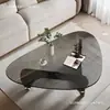 Diseño minimalista, moderno y simple de madera maciza, con una mesa de centro redonda con tapa de cristal templado, ideal para apartamentos pequeños y salas de estar