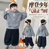 Conjunto de Moletom com Capuz Listrado de Inverno para Meninos 2026 Novo Estilo de Inverno Streetwear Descolado Forrado com Fleece Espessado Conjunto de Duas Peças Tendência