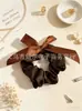 Laços de cabelo estilo girly em estoque para atacado, scrunchies fofos de cor creme estilo coreano, cordas de cabelo, faixas de cabelo