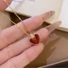 Collar Colgante de Corazón Rojo y Blanco de Doble Cara para Otoño e Invierno para Mujer, Pendientes de Lujo Ligero de Gama Alta, Conjunto de Joyería Versátil con Forma de Corazón
