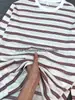 Camiseta de manga comprida listrada em vermelho e branco estilo americano, unissex, corte solto e relaxado, perfeita para o outono, criando um visual estiloso e confortável como camada base