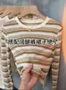 Camiseta Listrada Longa Solta para Mulheres, Top Versátil e Juvenil para a Primavera de 2026, Tendência de Camiseta Básica Fashion