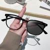Nuevas gafas planas de estilo universitario con protección contra la luz azul, montura informal con montura grande y tono rosa.