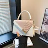 Bolso Pequeño Cuadrado de Diseño de Nicho para Mujer Verano 2026 Nueva Moda Bolso de Hombro Artístico Bolso Cruzado Versátil con Estilo