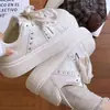 Tênis brancos de sola grossa, que aumentam a altura, cor branco leitoso, para mulheres, sapatos super populares da primavera e outono de 2026, sapatos femininos versáteis, tênis para estudantes, mocassins