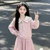 Nueva colección primavera/otoño 2026: un conjunto de dos piezas que presenta un top de manga larga con cuello marinero y una falda midi dulce adornada con un lazo, encarnando un estilo preppy