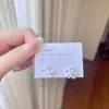 Pendientes de botón de flor azul delicados y etéreos, nuevos pendientes de moda y elegantes 2026 con un toque de alta gama, pendientes simples microincrustados para mujer
