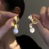 Brincos de Pétalas de Metal Pérola Exquisitos Retrô para Mulheres Temperamento Doce Moda de Alta Qualidade Versátil Brincos Delicados Brincos