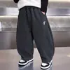 Calça de Verão e Outono para Meninos com Bordado de Letras e Foice Estilo Coreano Calça Casual Solta Estilosa para Crianças Calças de Bebê