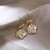 Pendientes de cobre con circonita, lazo, perla colgante, aceite de camelia, pendientes colgantes simples de nicho, pendientes de moda