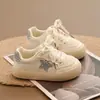Zapatos nuevos para niñas, zapatillas blancas elegantes y bonitas para niños, zapatos deportivos antideslizantes de suela blanda para niñas, zapatos blancos con estampado de estrellas