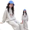 Conjunto de Sudadera con Cuello Alto y Pantalones de Pierna Ancha para Niñas Otoño 2026 Nuevo Estilo Niños Medianos y Grandes Niñas Ropa de Primavera y Otoño Conjunto de Dos Piezas