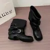 Botas de Sarja Bico Redondo Estilo Garota Picante de Nicho 2026 Design de Barra Reta Botas de Salto Grosso para Mulheres Botas Curtas Plissadas Novo Toque Western