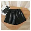Pantalones cortos elásticos de cuero PU de cintura alta para mujer, otoño e invierno, talla grande, diseño favorecedor para figuras curvilíneas, línea A, negros, pierna ancha, se pueden usar como prenda exterior, bootcut