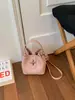 Bolso de Alta Gama Estilo Nuevo 2026 con Patrón de Lichi, Bolso de Mano Sencillo de Color para el Trabajo, Bolso Cubo Elegante, Bolso de Hombro para Mujer
