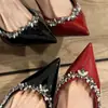 Encontro Inesperado Temporada 2026 Novo Estilo Salto Alto Bico Fino com Strass para Mulheres, Sapatos Vermelhos Sexy de Couro Envernizado com Tira Única