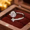 Anel Cruzado Europeu e Americano Nova Moda Cobre Zircônia Luxo Leve para Mulheres, Joia Versátil de Nicho de Alto Padrão Ajustável Atacado
