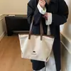 Versátil Bolso de Lona Bordado Simple de Gran Capacidad Moda Nuevo Invierno de Gama Alta Bolso de Hombro Tendencia