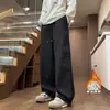 Nueva colección otoño/invierno 2026: Pantalones cargo modernos de estilo americano con forro de polar para hombre, con cintura ajustable con cordón, puños elásticos y un corte relajado y deportivo.