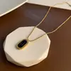 Collar de amor hueco de acero de titanio resistente a la decoloración para mujer, colgante de amor con diseño de nicho de lujo ligero, cadena de clavícula de temperamento versátil