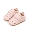 Sapatos de Bebê Novos de Borracha Macia para Primavera e Outono Estilo Britânico Vazado Casuais Antiderrapantes de Couro