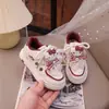 Zapatillas deportivas para niñas 2026 moda primavera y otoño suela blanda antideslizantes con velcro casual zapatos blancos para niñas pequeñas