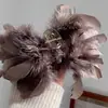 Pasador de Plumas Negras para Peinados Elegantes, Pinza para el Cabello Grande y Única para la Parte Trasera de la Cabeza, Diseño de Flor de Plumas Negras Otoño e Invierno