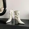 Botas Blancas Elegantes de Punta con Volantes para Mujer 2026 Tendencia Elegantes Otoño/Invierno Botas de Media Caña de Tacón Alto Plisadas Botas Cortas Hot Girl