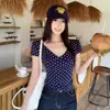 Camiseta de Manga Corta con Lunares y Cuello en V Profundo Estilo Retro 'Hot Girl' Puro Deseo para Mujer, Top Casual de Verano Ajustado para Mujeres Petites 26082