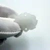 Fivela de Segurança pingente Jade sintético fivela de segurança vidro Jade Branco pingente de fivela de segurança fornecimento de barraca presente de exposição de templo