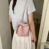 2026 Novo Modelo Pingente Cavalo de Madeira Bolsa de Palha Tecida Bolsa Saco para Mulheres, Design de Nicho Cordão Bolsa de Ombro Transversal Pequena
