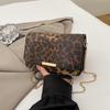 Otoño e invierno súper popular bolso estampado de leopardo pequeño para mujer 2024 nuevo moda todo combina cadena bandolera popular bolso cuadrado pequeño
