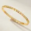 Suministro Transfronterizo Pulsera Abierta para Mujer Cobre Incrustada con Circonita Chapada en Rodio Pulsera de Moda Europea y Americana Boda Joyería de Novia Venta al por Mayor