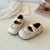Zapatos Pequeños de Piel para Niñas 2026 Primavera/Otoño Nuevo Estilo Zapatos de Princesa con Lazo de Perlas para Niños Pequeños y Niños Pequeños Suela Suave Zapatos de Exterior