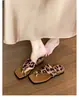Pantuflas suaves de cuero con hebilla dorada pequeña, sin cordones, suela gruesa para mujer, para usar en verano al aire libre, nuevo modelo 2026, cómodas para los pies, sandalias de playa para uso exterior